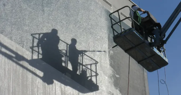 Pintando fachada de edificio en zona industrial